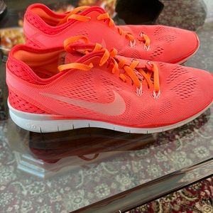 Women’s Nike sneakers great condition.